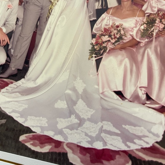 Size 2 white vintage comes with a white vail. - Picture 7 of 9